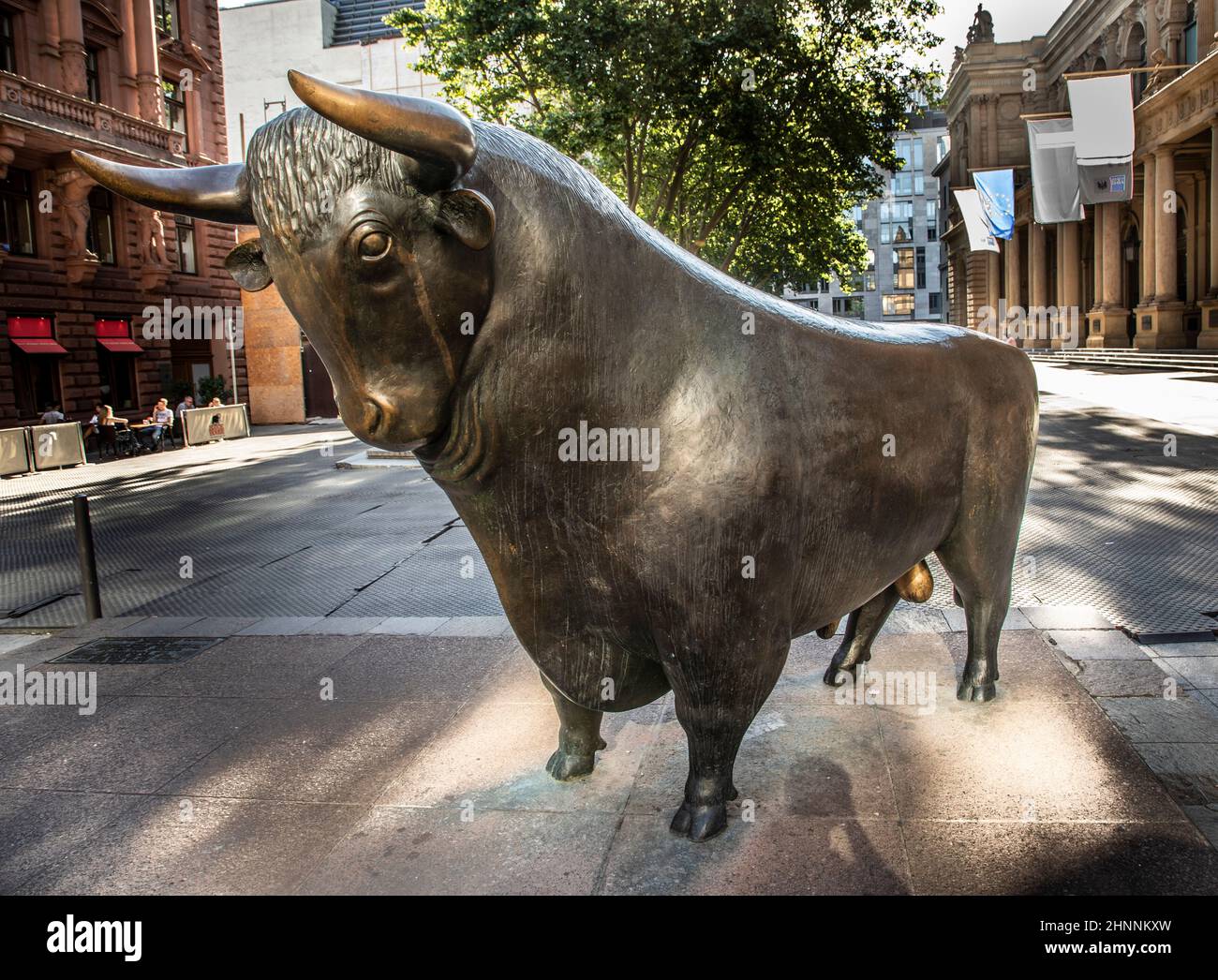 Les statues de Bull et Bear à la Bourse de Francfort, en Allemagne. La bourse de Francfort est la plus grande bourse de 12th par capitalisation boursière Banque D'Images