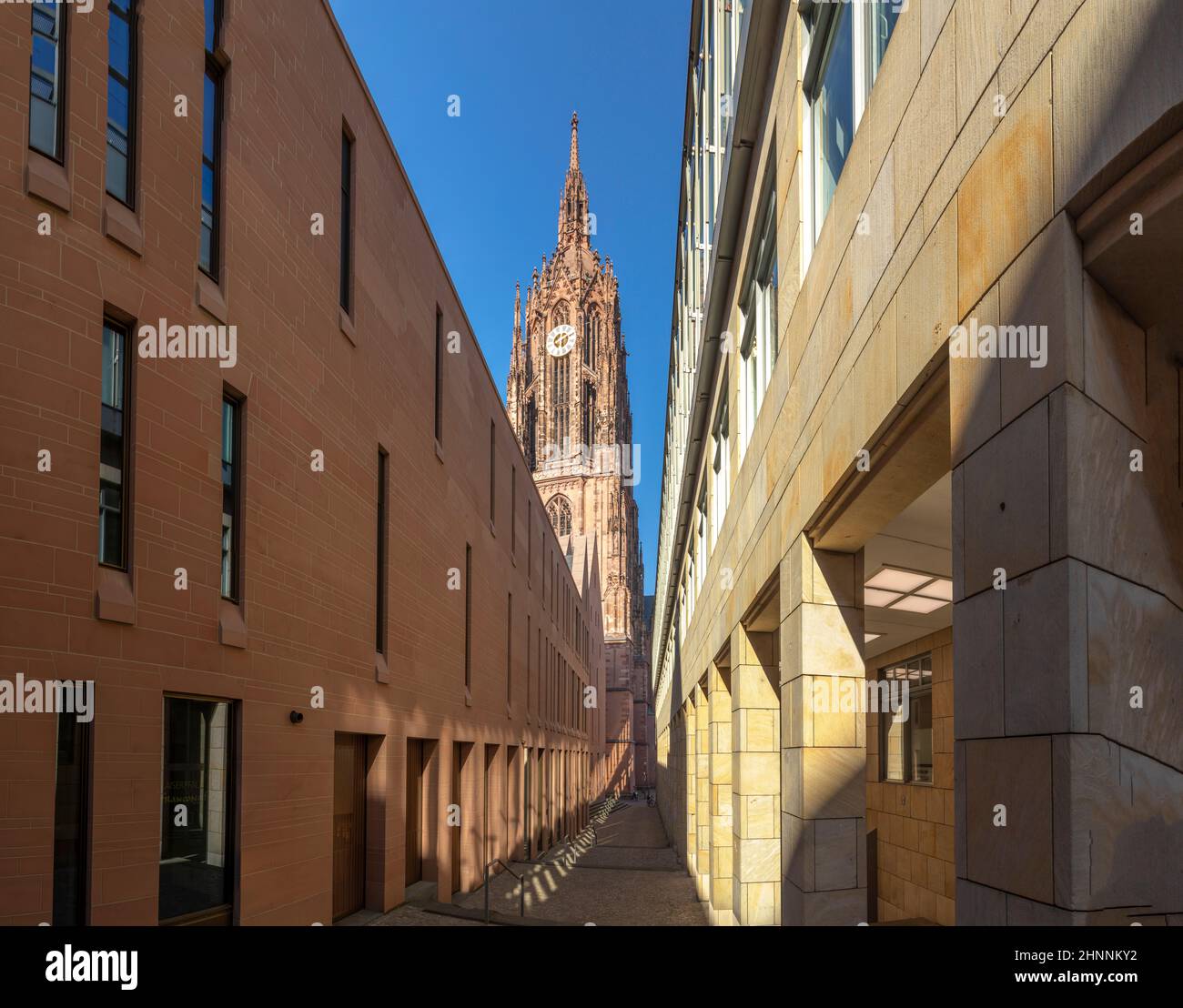 Vue sur l'ancienne cathédrale de Francfort avec le nouveau bâtiment du musée Banque D'Images
