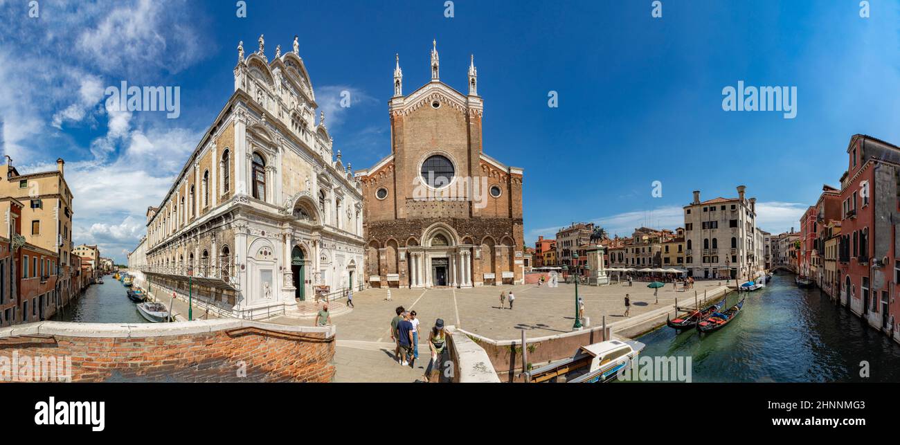 Les gens visitent la place du marché vide de Castello, une vieille partie de Venise avec la basilique San Zanipolo et l'ancienne Scuola Grande di San Marco Banque D'Images