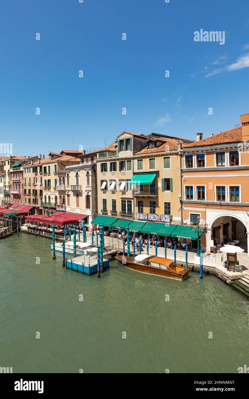 Vue du pont du Rialto à canale grande à Venise, Italie Banque D'Images