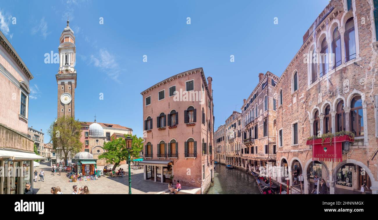 Place médiévale dans le quartier de San Marco avec canal, les gens appréciant l'été et la ville historique de Venise, Italie Banque D'Images