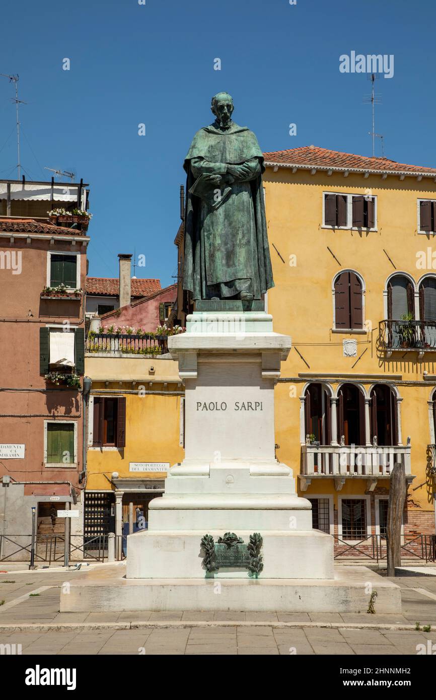 Statue de Paolo Sarpi à Venise Banque D'Images