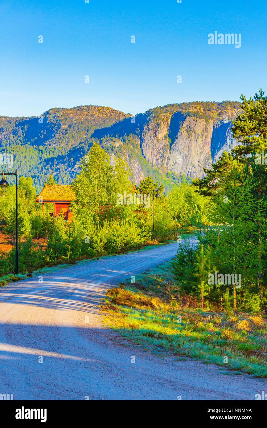 Lever de soleil le matin dans le paysage naturel de la Norvège montagne et chemin dans la station de vacances de Treungen à Nissedal Norvège. Banque D'Images