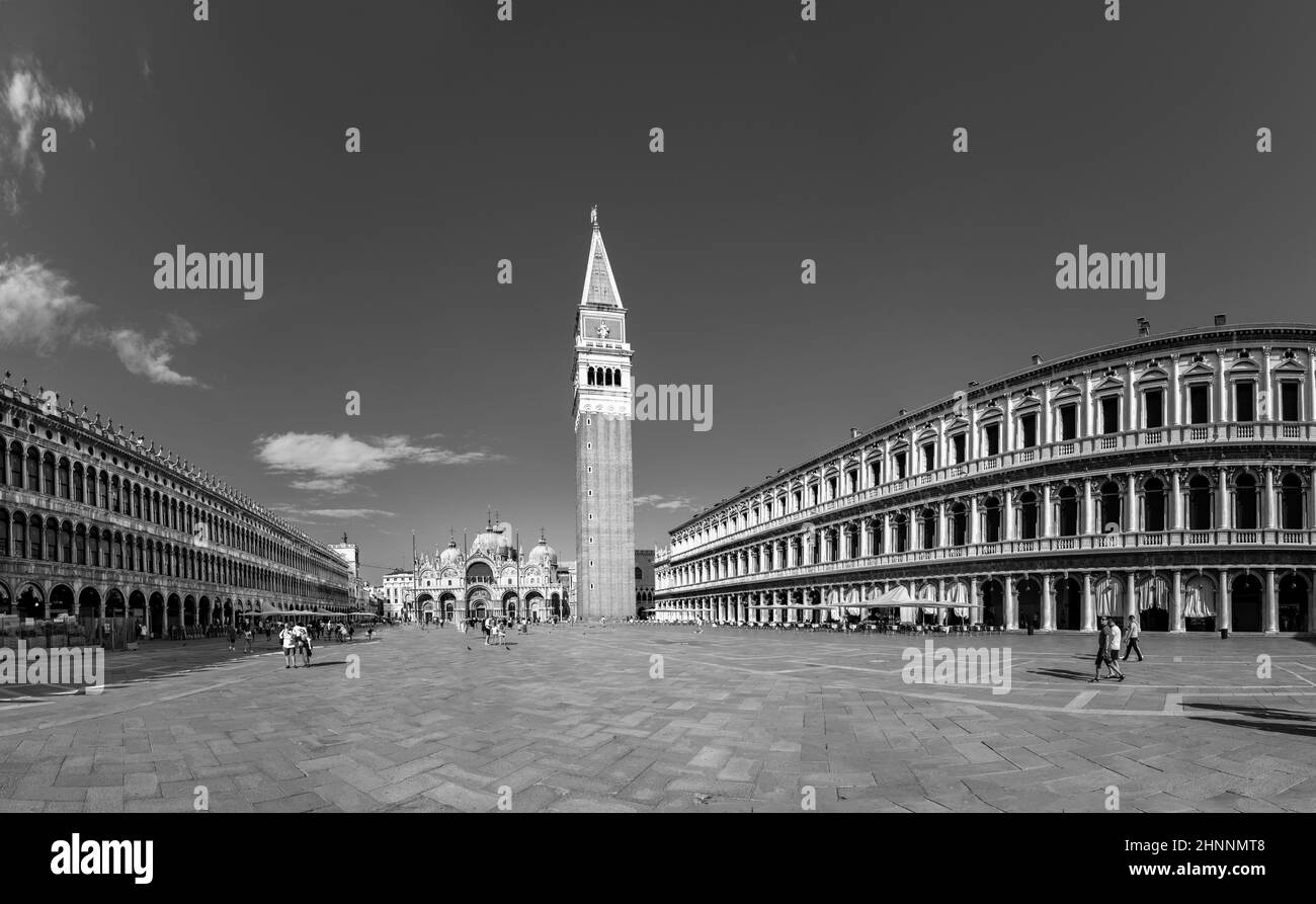 Vous pourrez visiter la place saint-Marc avec le campanile et la basilique de Venise, en Italie. Banque D'Images