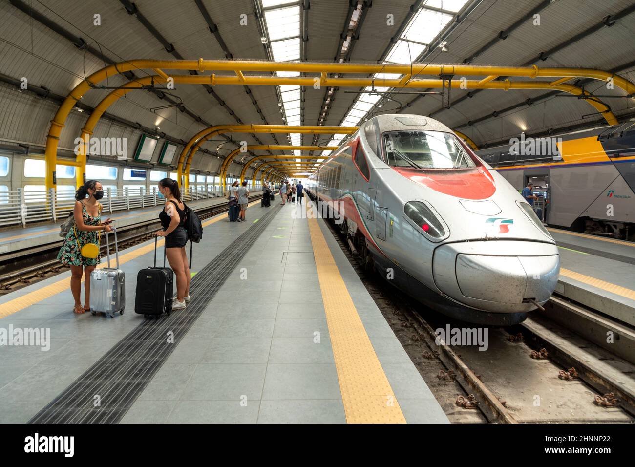 Les gens pressent le train express pour Rome à l'aéroport international romain de Fiumicino Banque D'Images