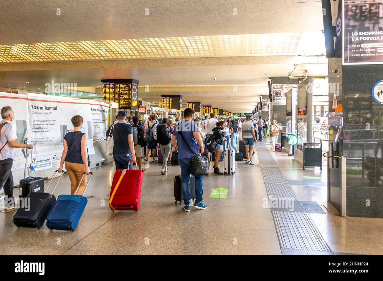 Les personnes se trouvant à la gare Roma Termini se trouvent sur le chemin du train. La vieille gare abrite de nombreux magasins différents Banque D'Images