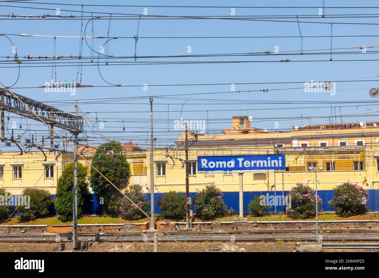 signalisation roma termini - engl. Gare de Rome - en entrant dans la gare avec des pylônes électriques Banque D'Images