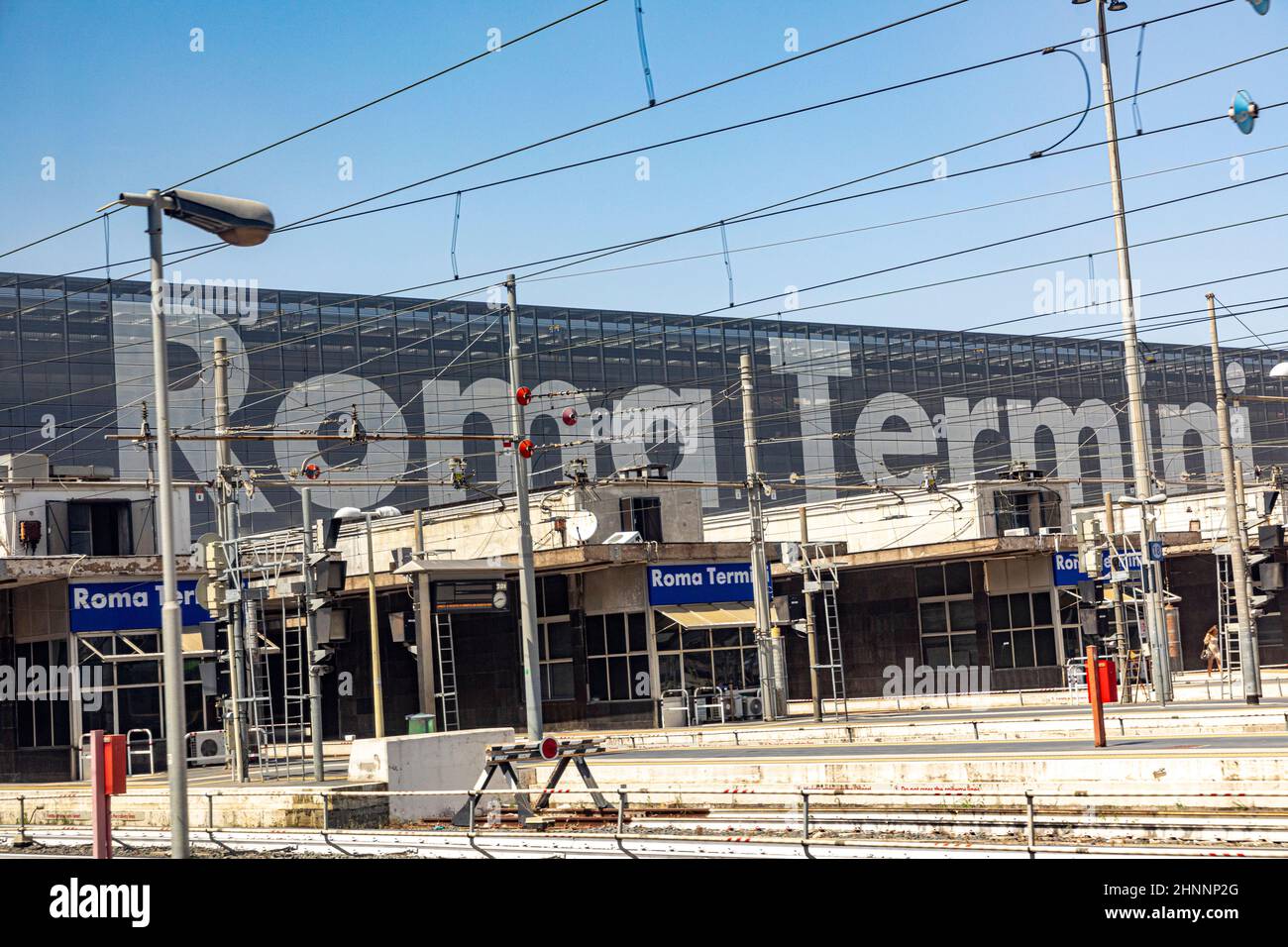 signalisation roma termini - engl. Gare de Rome - en entrant dans la gare avec des pylônes électriques Banque D'Images