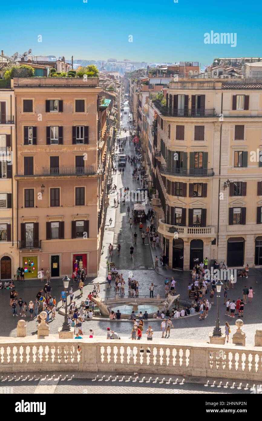 Les clients apprécient les escaliers espagnols sur la Piazza di Spagna à Rome. Les escaliers espagnols avec la fontaine Barcacia à Rome est une destination touristique célèbre Banque D'Images