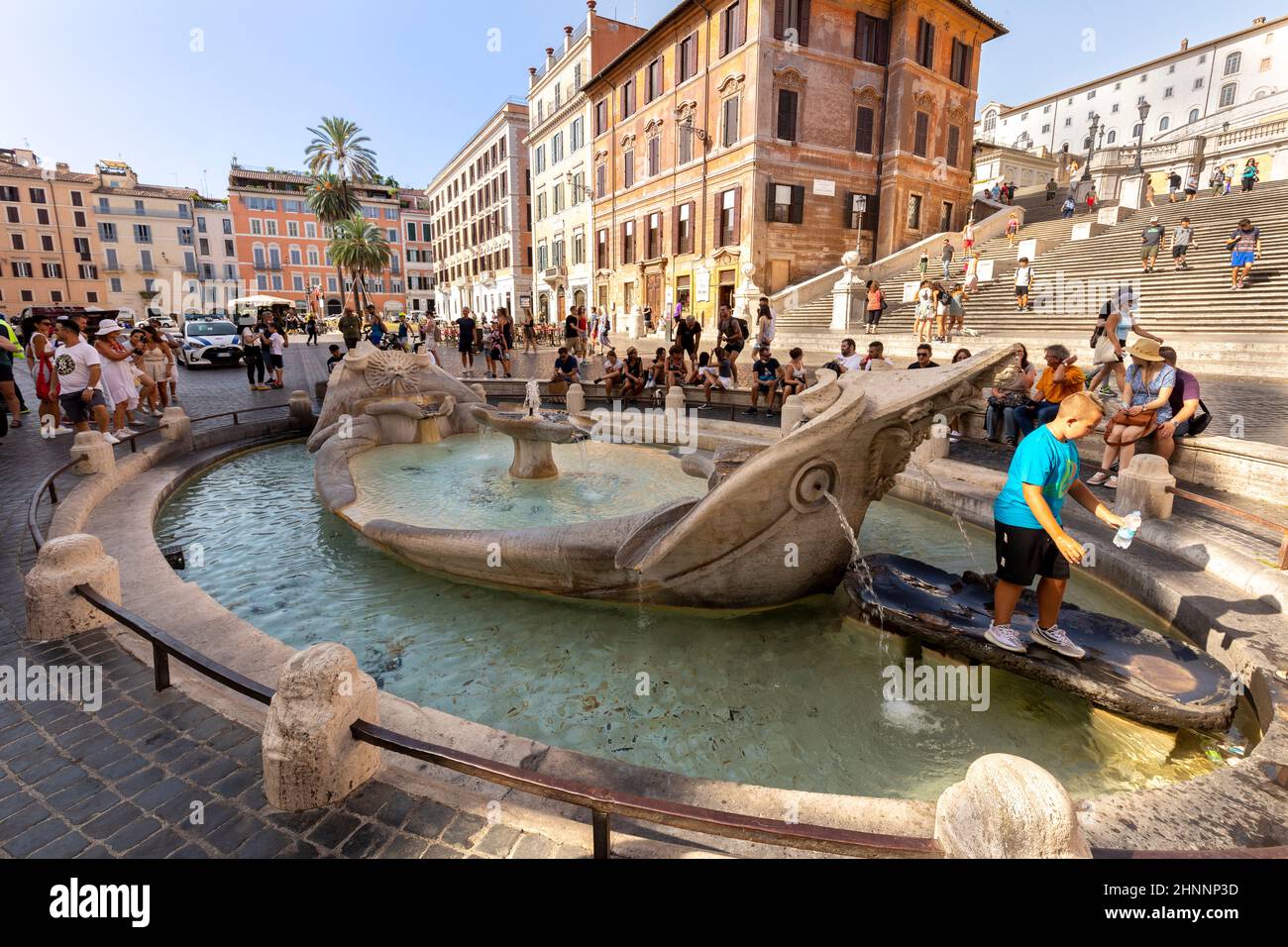 Les clients apprécient les escaliers espagnols sur la Piazza di Spagna à Rome. Les escaliers espagnols avec la fontaine Barcacia à Rome est une destination touristique célèbre Banque D'Images