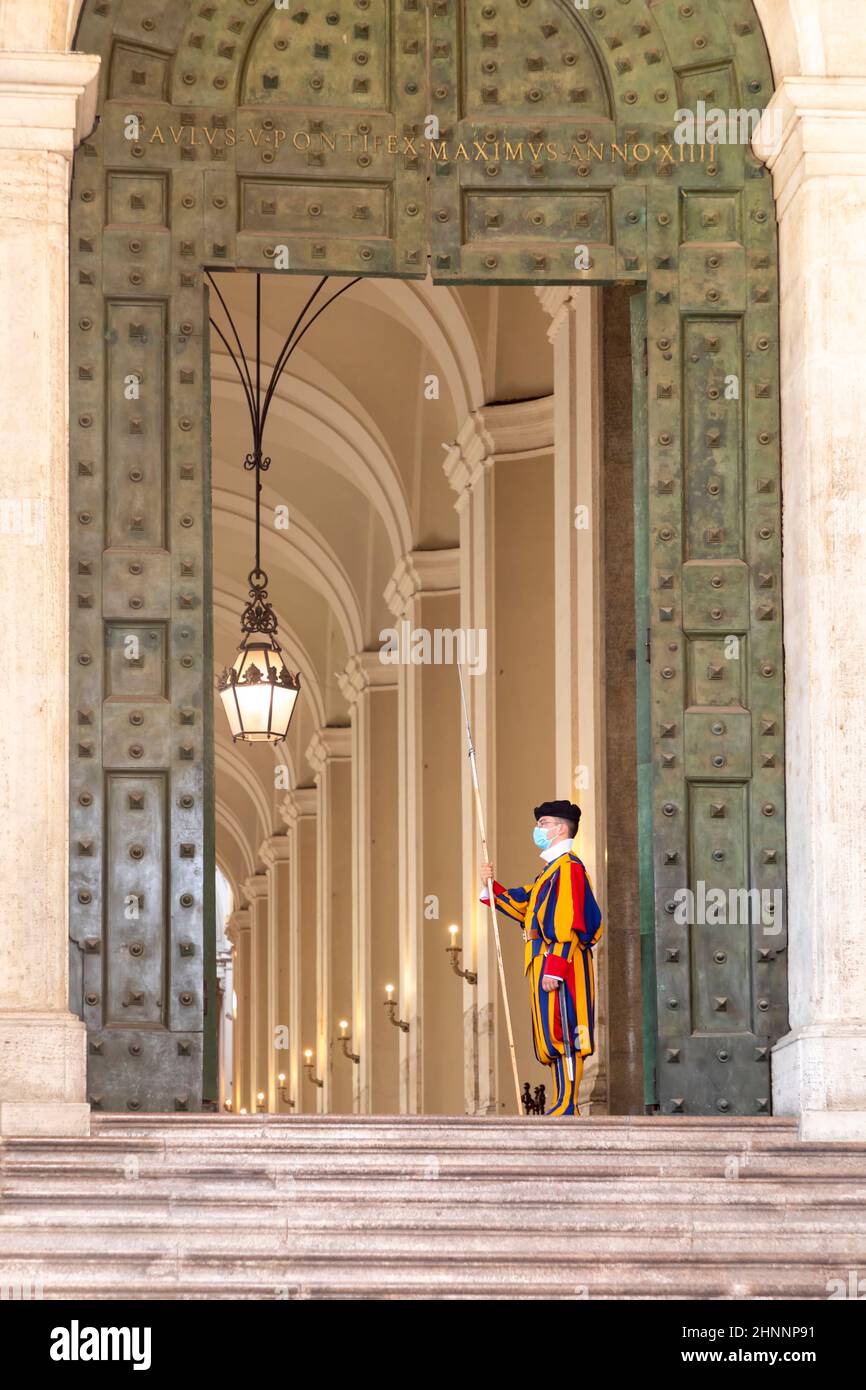 Soldats de la Garde suisse pontificale se tenant à côté de la place Saint-Pierre au Vatican. Banque D'Images