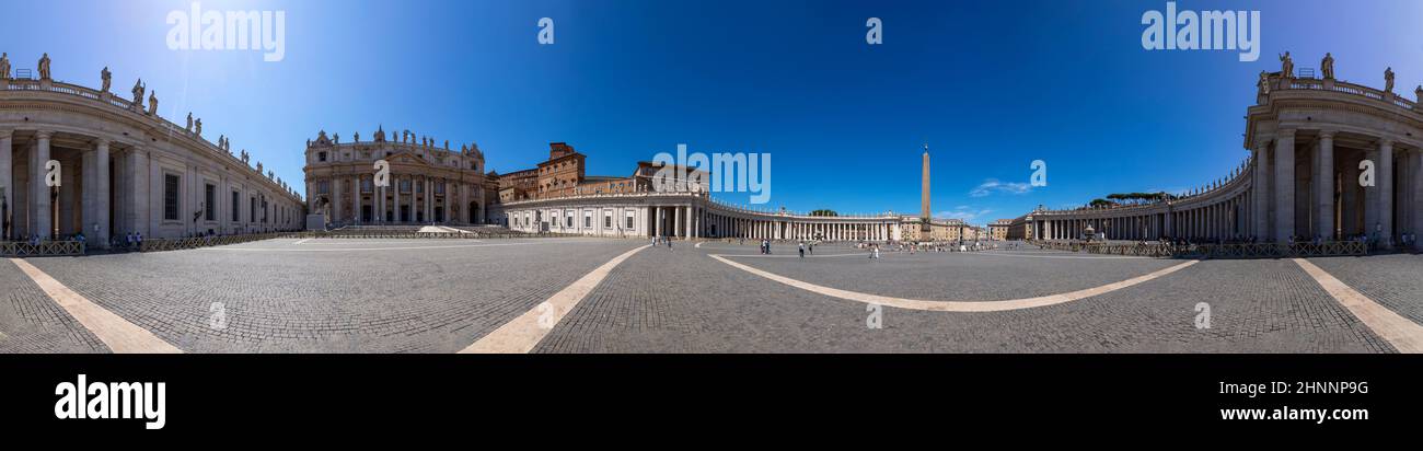 Les touristes visitent la place Saint-Pierre au Vatican avec les célèbres bâtiments de Michel-Ange à Rome, en Italie Banque D'Images