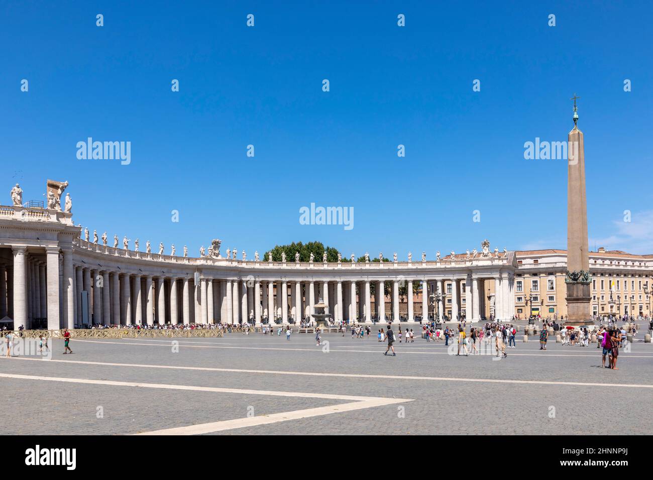 Les touristes visitent la place Saint-Pierre au Vatican avec les célèbres bâtiments de Michel-Ange à Rome, en Italie Banque D'Images