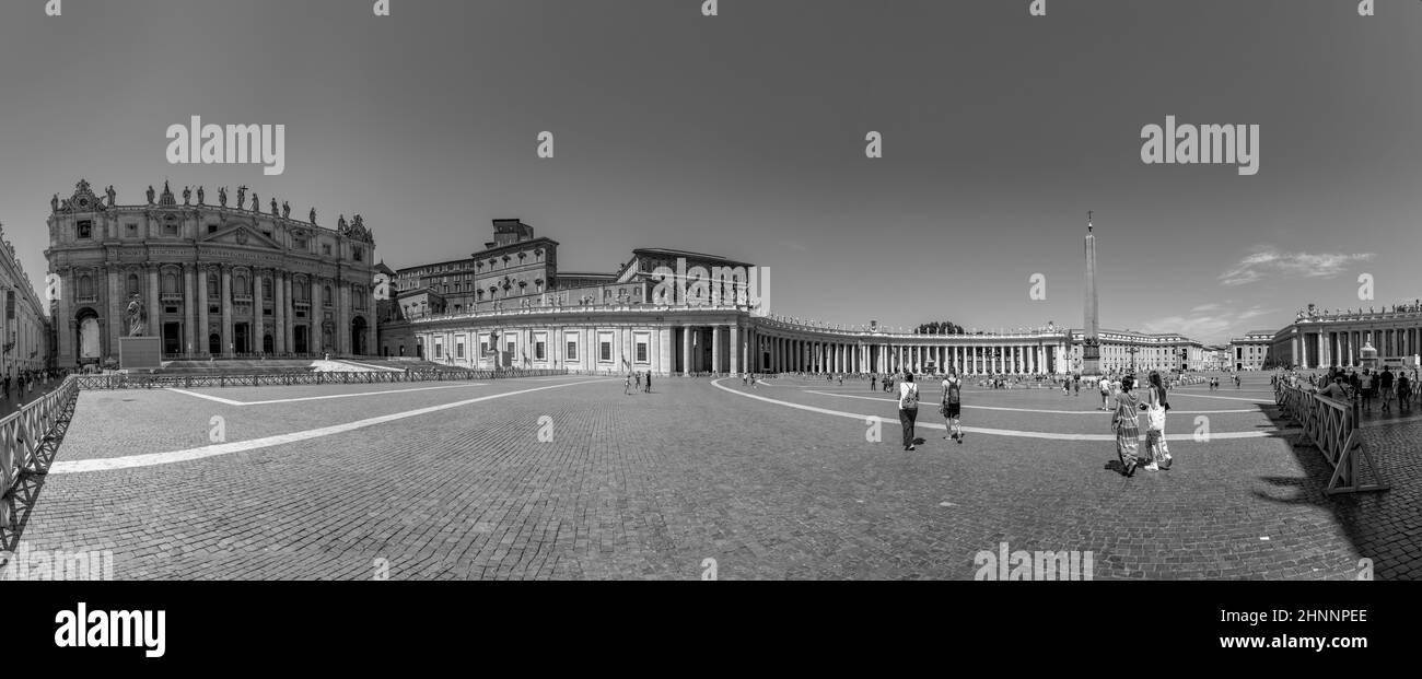 Les poignets visitent la place Saint-Pierre au Vatican avec les célèbres bâtiments de Michel-Ange à Rome, en Italie Banque D'Images