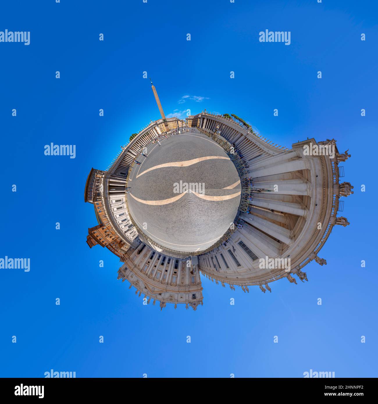 Les touristes visitent la place Saint-Pierre au Vatican avec les célèbres bâtiments de Michel-Ange à Rome, en Italie Banque D'Images