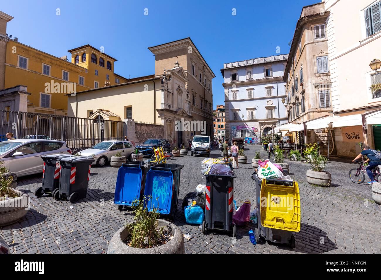 Poubelles séparatet en jaune, réutilisable, bleu - papier et gris - ménage - dans le quartier de Trastevere à Rome, Italie. Banque D'Images