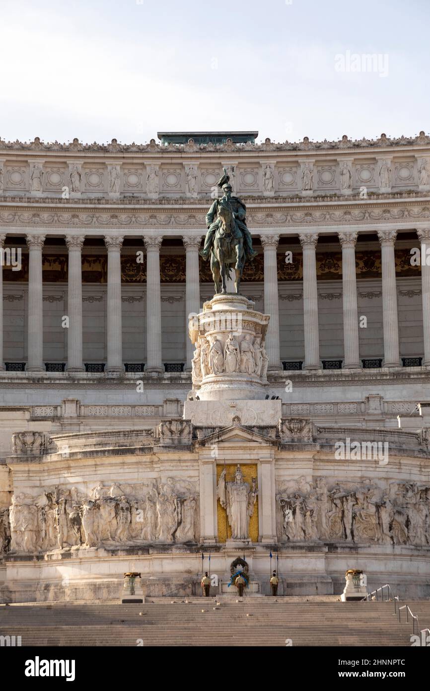 Les gardes d'honneur au monument du Soldat inconnu construit sous la statue de l'Italie sur le complexe de l'Altare della Patria Banque D'Images