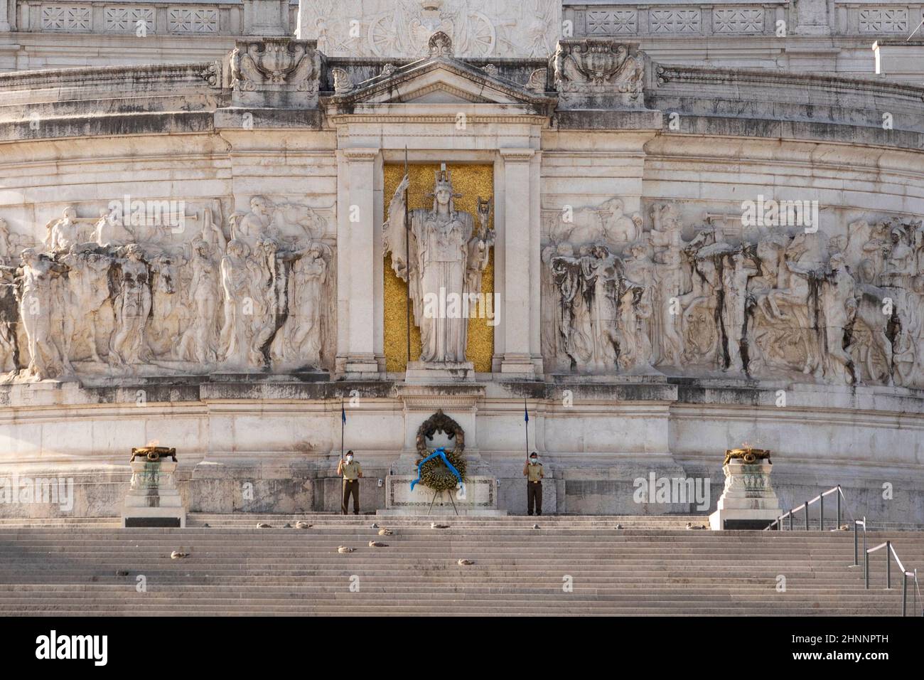 Les gardes d'honneur au monument du Soldat inconnu construit sous la statue de l'Italie sur le complexe de l'Altare della Patria Banque D'Images