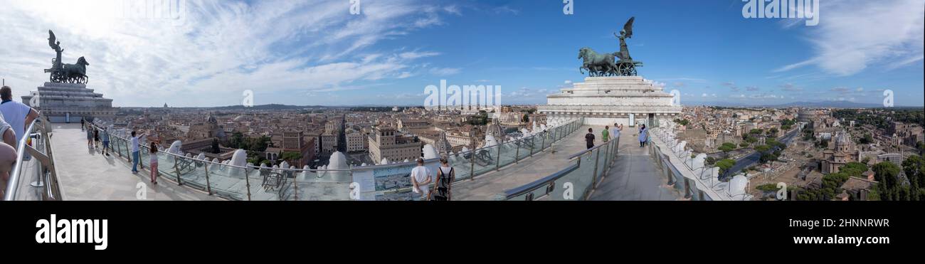 Les gens apprécient la vue depuis le monument national Victor Emmanuel II jusqu'à l'horizon de Rome Banque D'Images