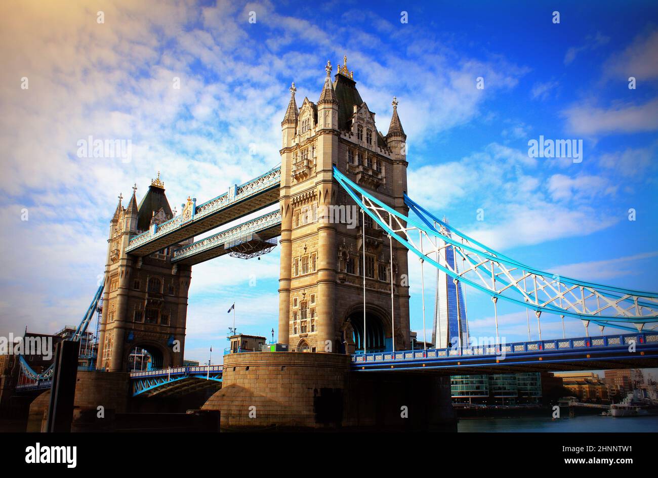 Tower Bridge à Londres, au Royaume-Uni. Coucher du soleil avec de beaux nuages. L'ouverture du pont-levis. L'un des symboles anglais Banque D'Images