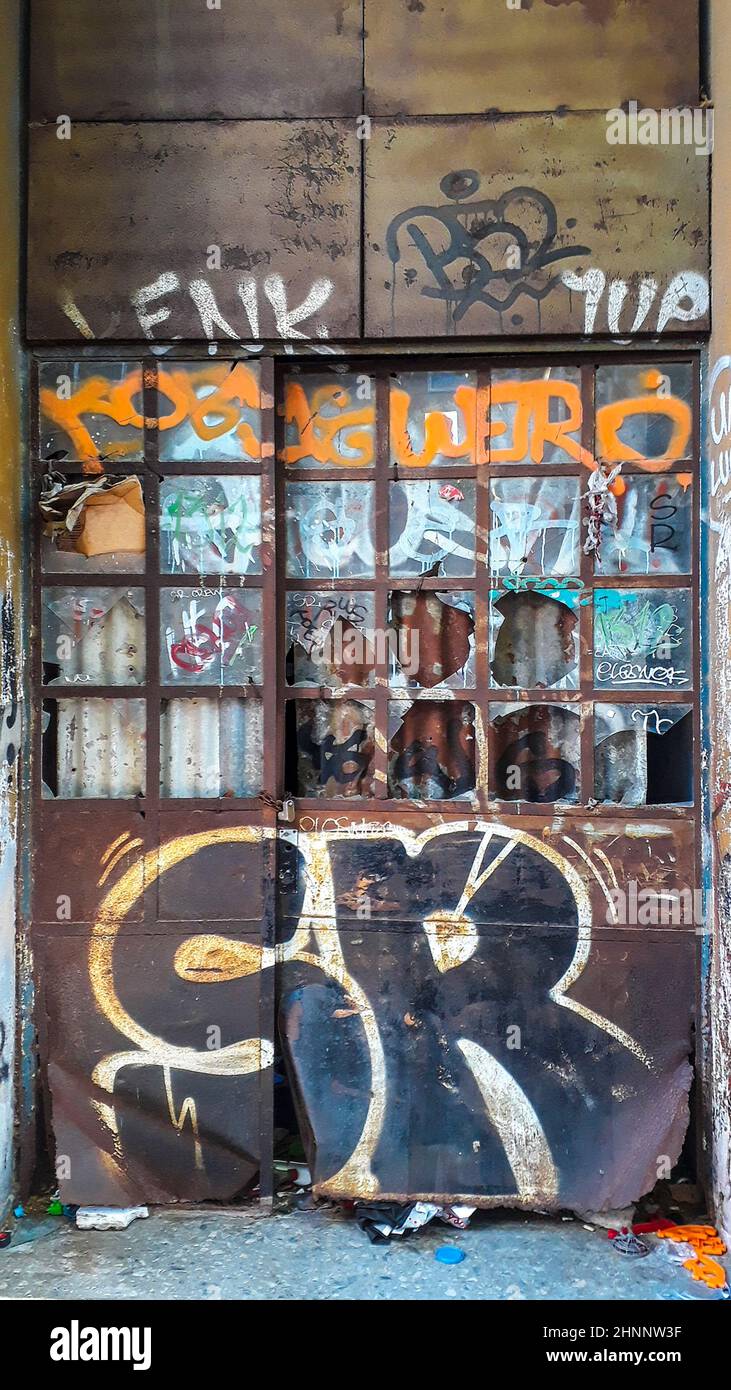 Bâtiment de porte en fer détruit Banque D'Images