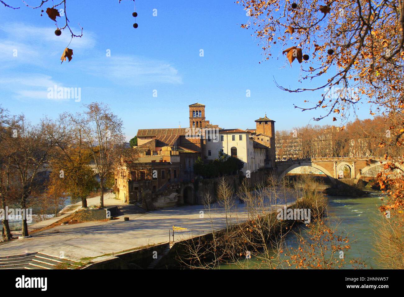 L'île Tibérine (Isola Tiberina) sur le Tibre à Rome, Italie à l'automne Banque D'Images