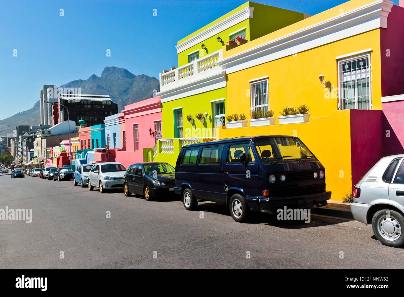 Maisons colorées Bo-Kaap et montagnes en arrière-plan le Cap. Banque D'Images