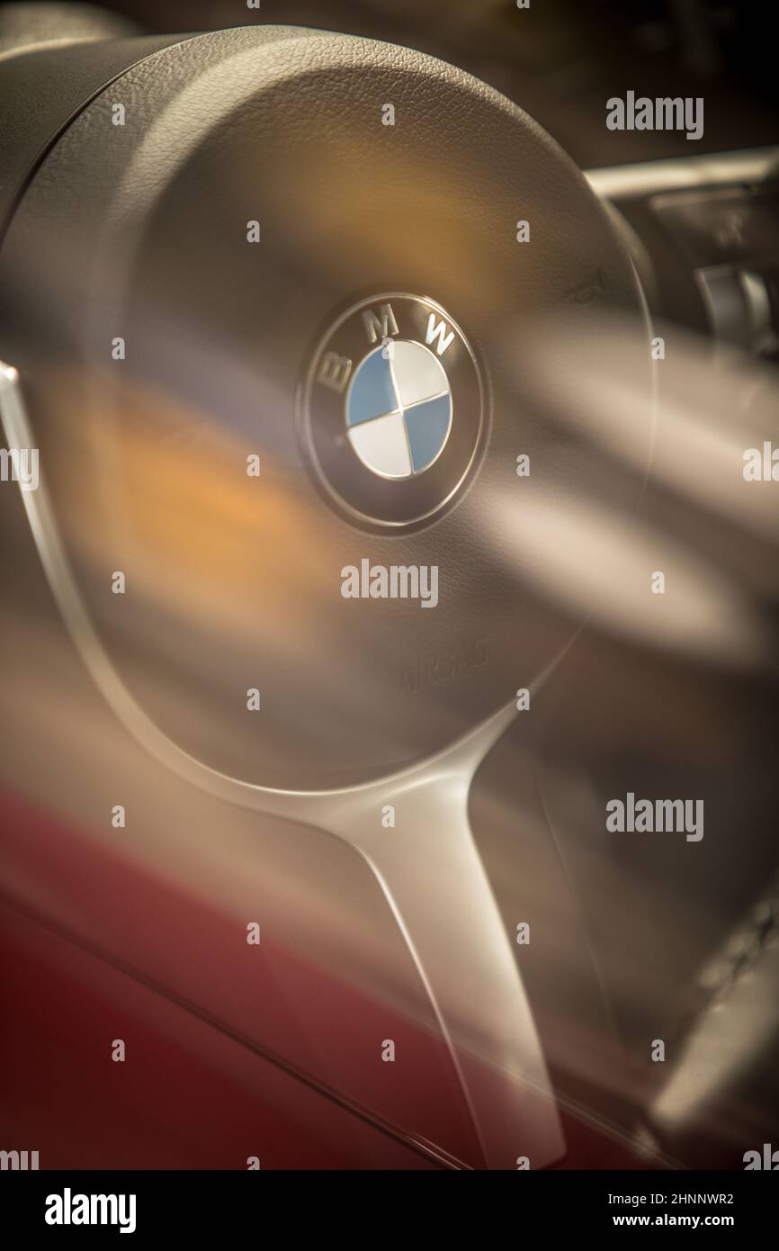 Logo BMW sur un volant Banque D'Images