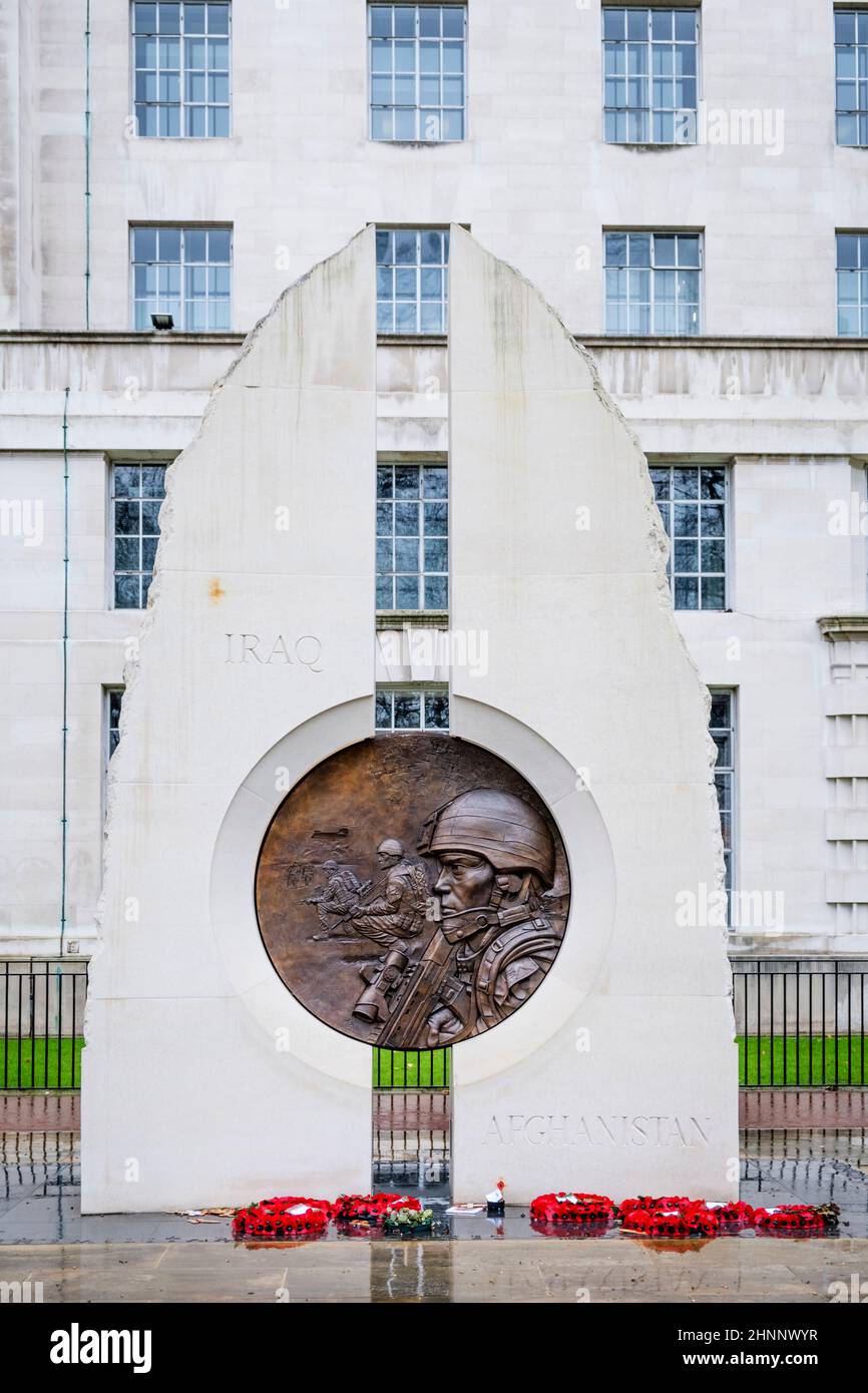 Des couronnes de pavot au Mémorial de l'Irak et de l'Afghanistan (Paul Day 2017), en hommage aux victimes des guerres du Golfe, de l'Afghanistan et de l'Irak, bâtiment MOD, Londres SW1 Banque D'Images