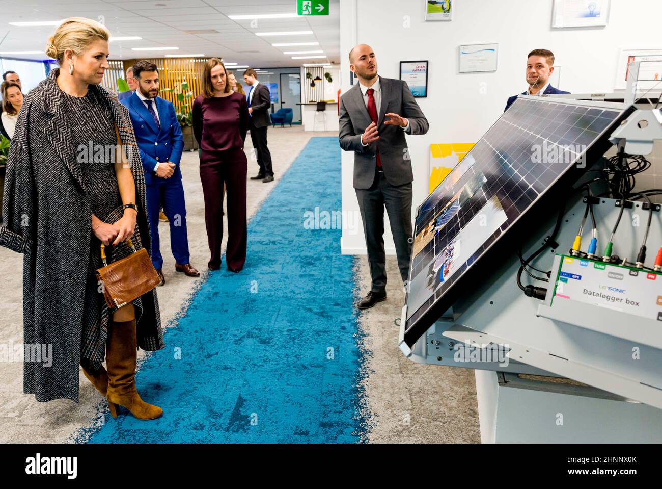 Zoetermeer, Niederlande. 17th févr. 2022. Queen Maxima des pays-Bas à LG Sonic à Zoetermeer, le 17 février 2022, pour une visite de travail, cette société se spécialise dans le contrôle des algues sans produits chimiques utilisant des ondes sonores à ultrasons de faible puissance crédit: Rotapool/P van Katwijk/ Albert Nieboer/Netherlands OUT/point de vue OUT/dpa/Alay Live News Banque D'Images