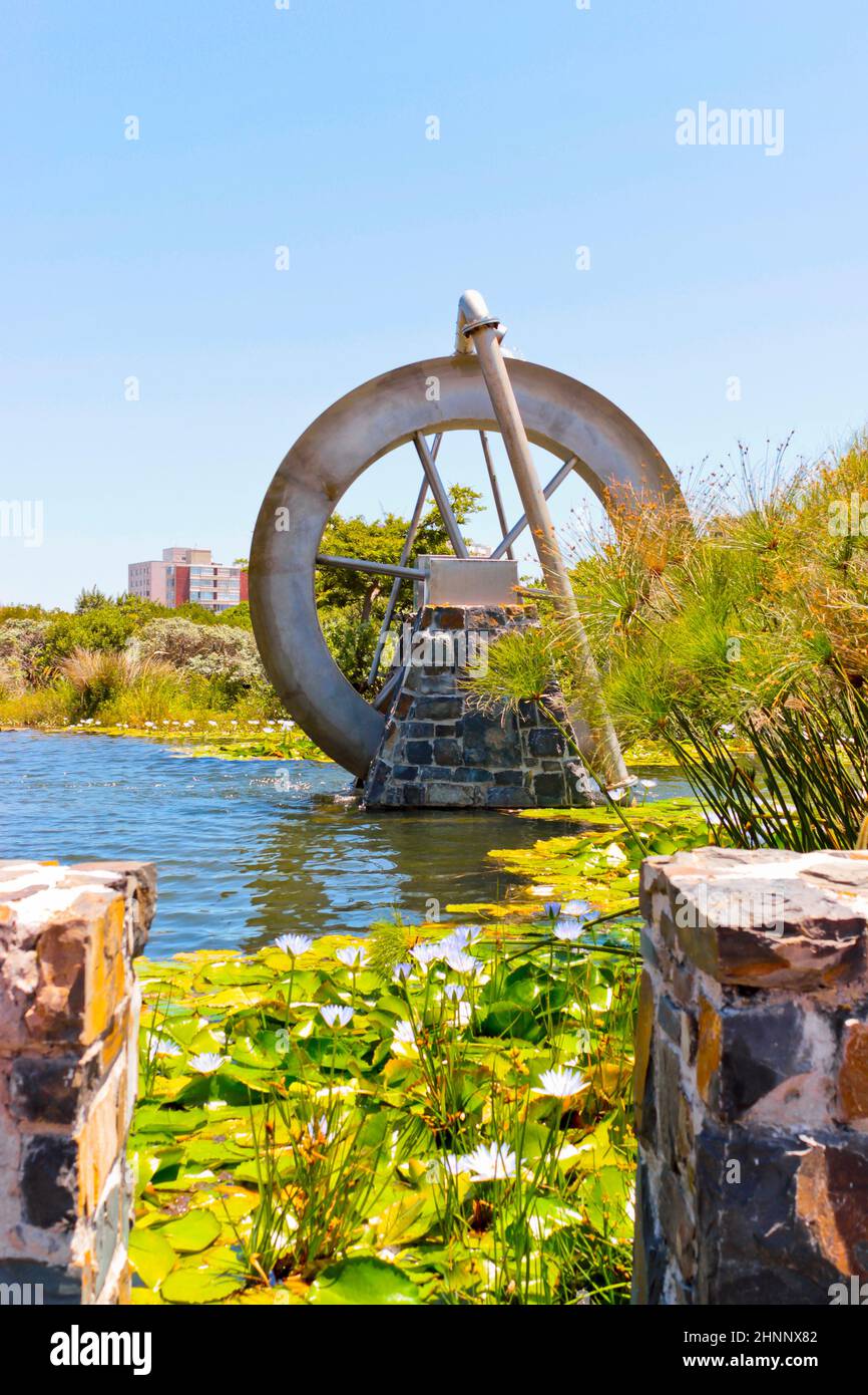 Moulin à eau dans l'étang du lac à Green point Park Cape Town. Banque D'Images