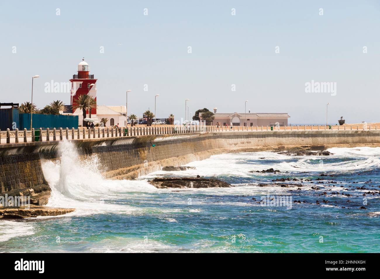 Les vagues rebondissent contre la protection contre les vagues, brise-lames, Sea point Cape Town. Banque D'Images