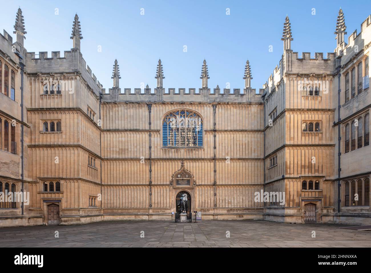 Université d'Oxford. 16th Century Bodleian Library Quadrangle - porte d'entrée principale, statue de bronze de William Herbert, comte de Pembroke, pas de gens. Banque D'Images