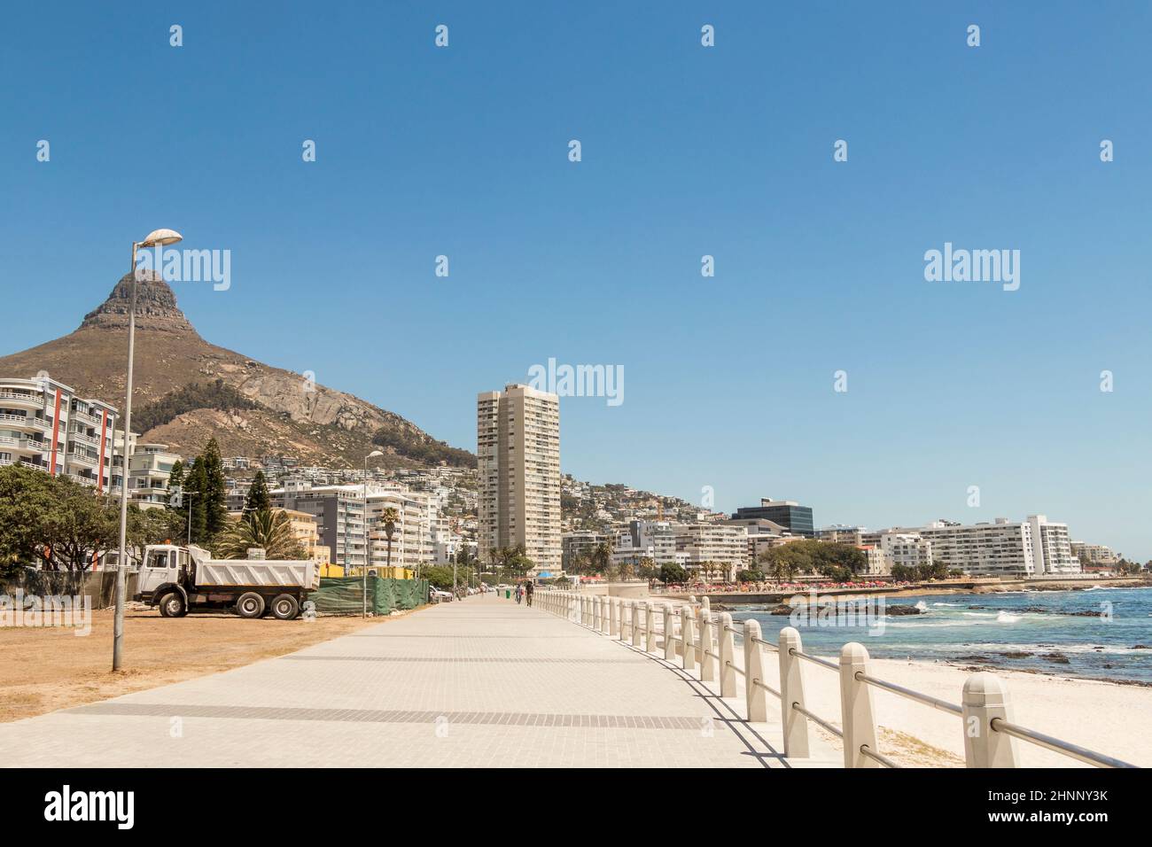 Montagnes, hôtels Sea point, promenade de la plage le Cap Afrique du Sud. Banque D'Images