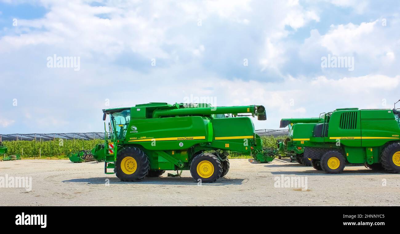 Kiev, Ukraine - 16 juin 2020 : moissonneuses-batteuses John Deere modernes sur route à Kiev, Ukraine Banque D'Images