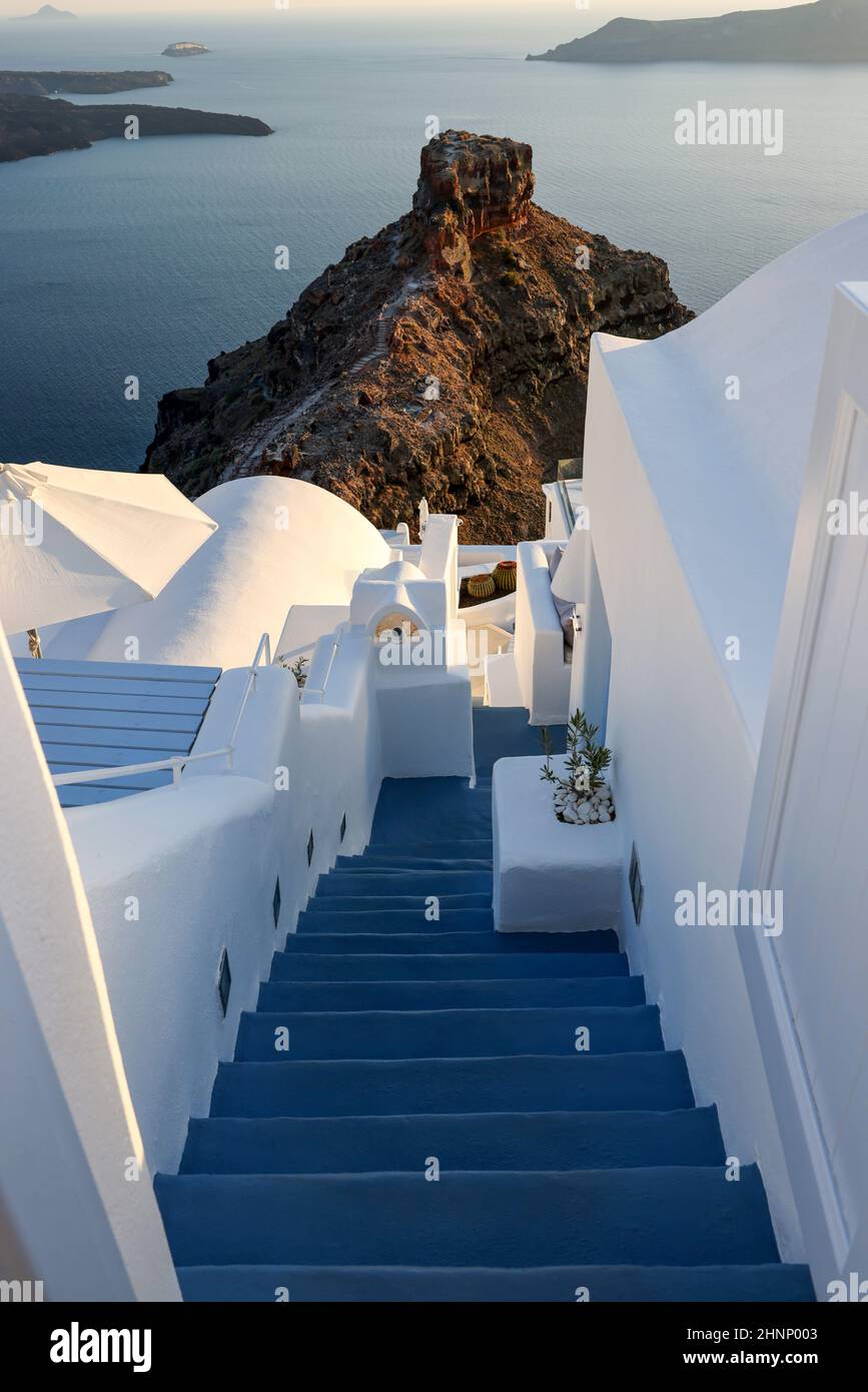 Des marches étroites en pierre, un morceau traditionnel d'architecture sur l'île de Santorini. Banque D'Images