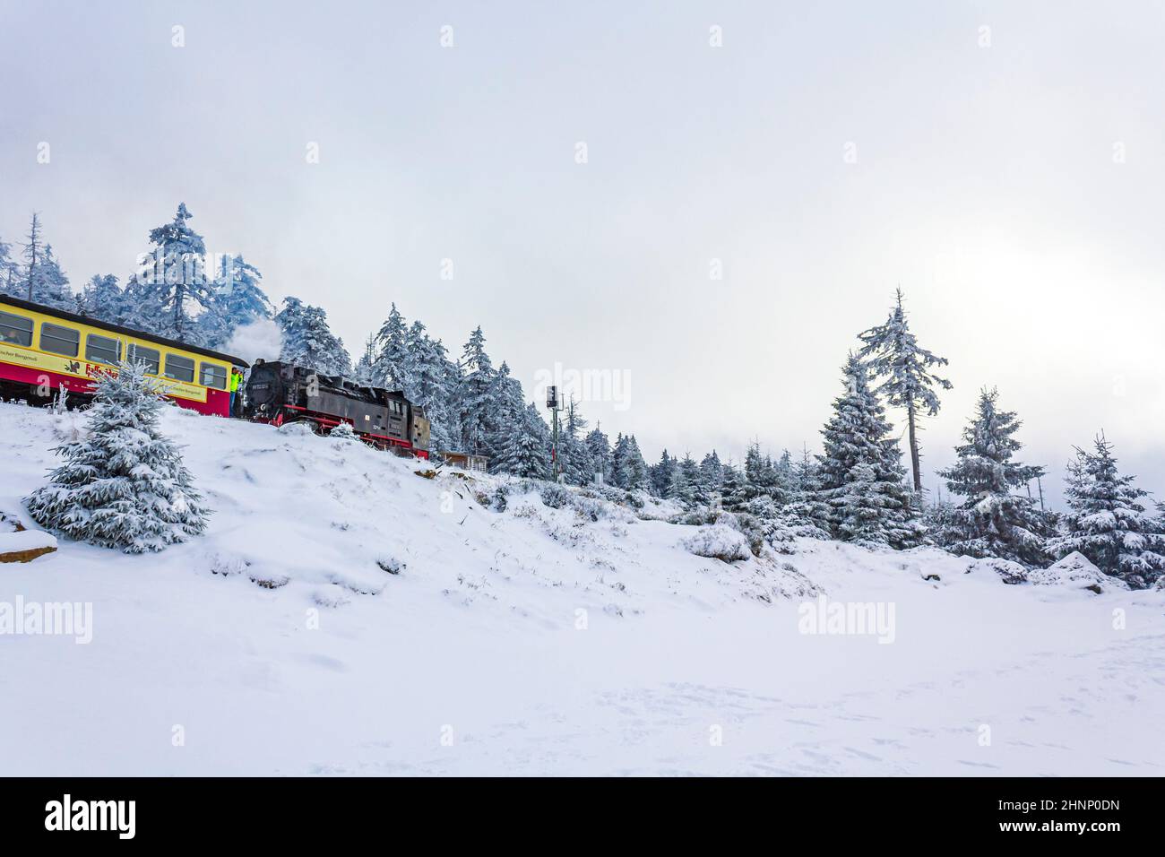 Vapeur de Brocken train locomotive dans le paysage d'hiver Brocken Harz Allemagne. Banque D'Images