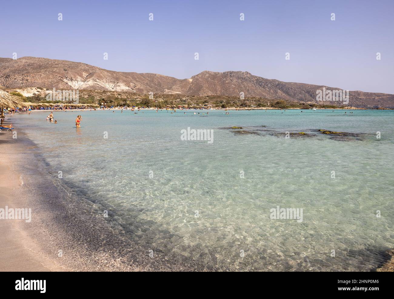 Les gens se détendent sur la célèbre plage de corail rose d'Elafonisi en Crète Banque D'Images