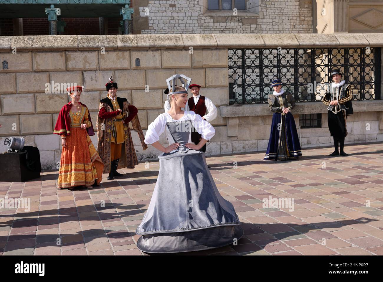 Performance - lorsque des cloches dansent, le ballet Dracovia Danza au château royal de Wawel fait partie du festival de danse de la cour de Cracovie de Danza en 22nd. Cracovie. Pologne Banque D'Images