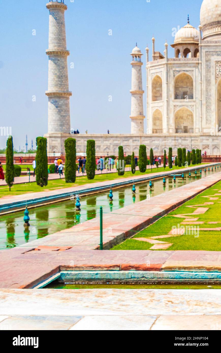 Panorama du Taj Mahal à Agra Inde avec des jardins symétriques étonnants. Banque D'Images