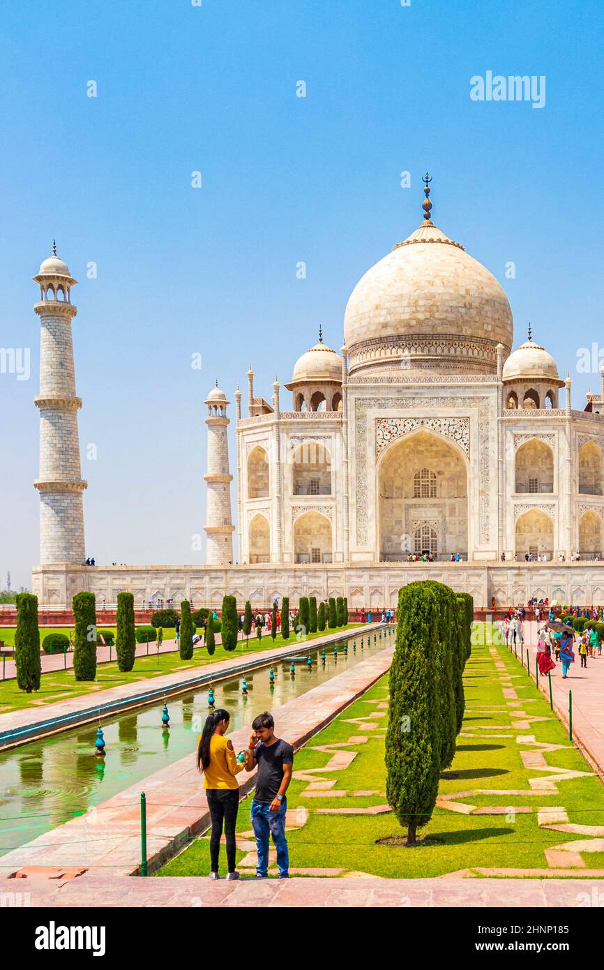 Panorama du Taj Mahal à Agra Inde avec des jardins symétriques étonnants. Banque D'Images