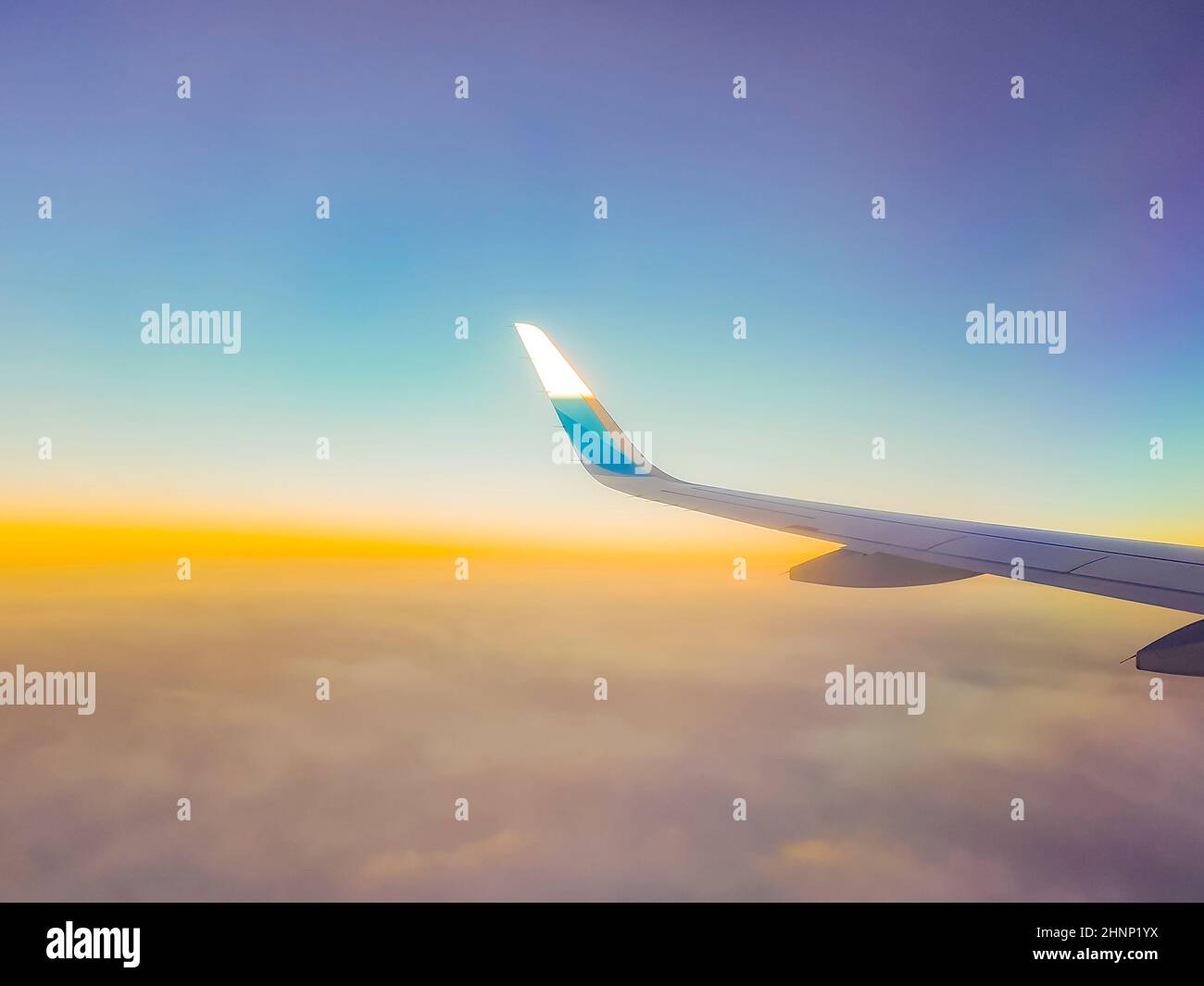 Vol au-dessus de l'Europe à Majorque au beau coucher de soleil coloré. Banque D'Images