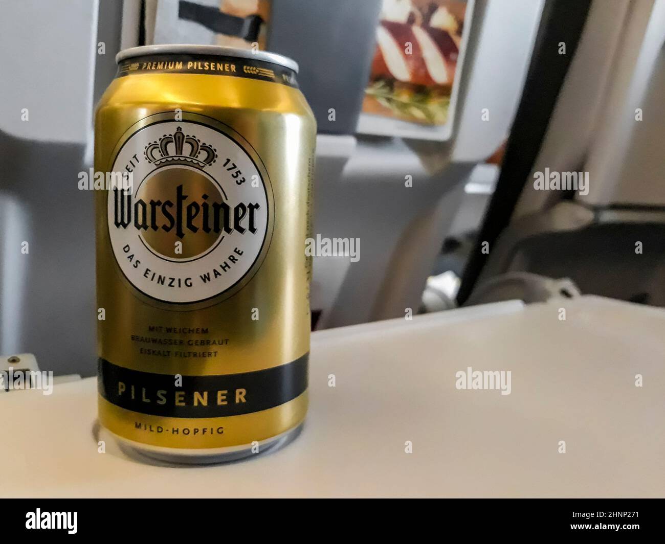 Warsteiner Pilsner bière allemande. Boire une canette de bière dans l'avion. Banque D'Images