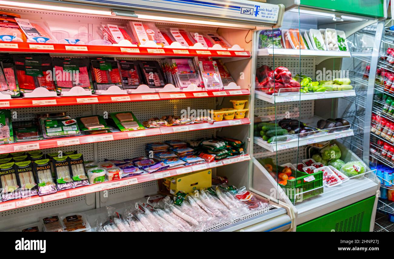 Produits frais et frais et légumes dans le supermarché Espagne. Banque D'Images