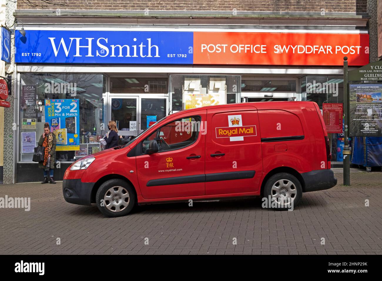 Royal Mail van garé à l'extérieur du bureau de poste de Welsh Carmarthen Swyddfa'r Post et WH Smith à Market Square Carmarthenshire pays de Galles Royaume-Uni 2022 KATHY DEWITT Banque D'Images