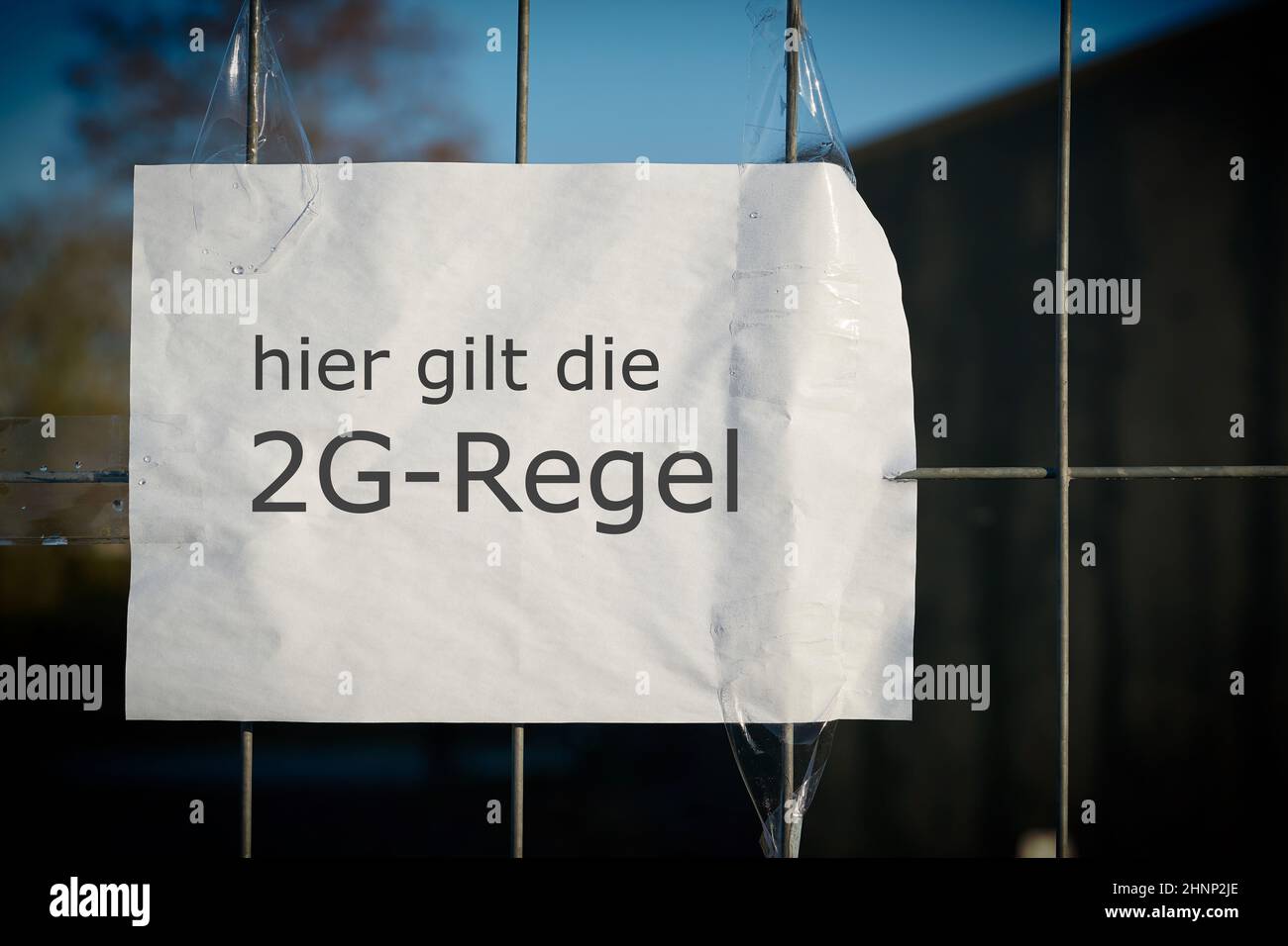 Signe sur la clôture d'un lieu avec l'inscription hier doré die 2G-Regel (ici applique la règle de 2G). 2G signifie l'accès uniquement avec une vaccination complète valide contre le virus corona Covid 19 ou une preuve de rétablissement. Banque D'Images