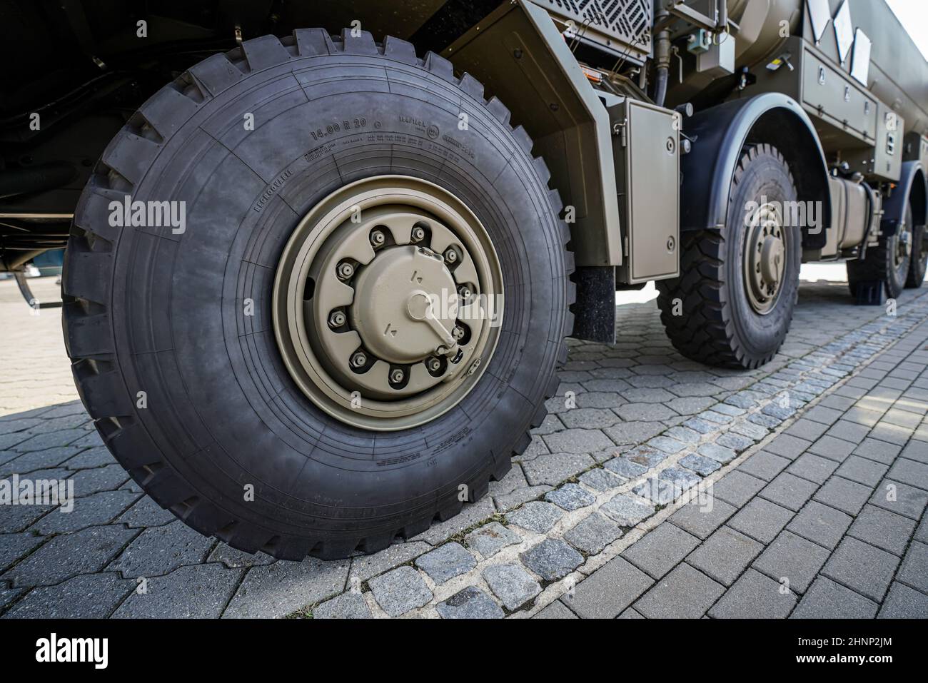 Pneus militaires Banque de photographies et d'images à haute résolution -  Alamy