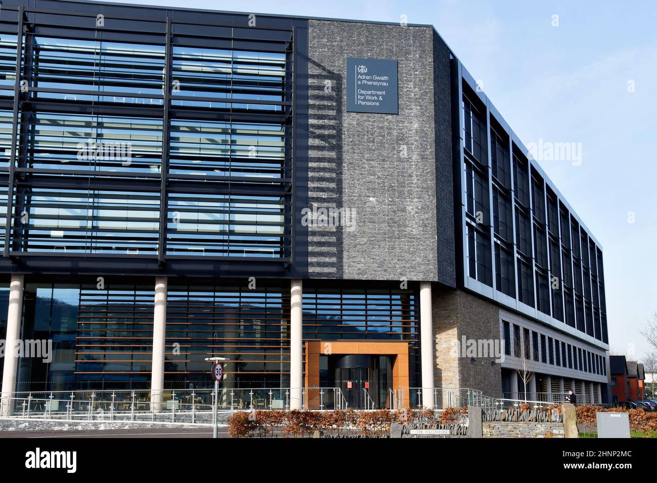 Treforest Industrial Estate, pays de Galles - février 2022 : vue extérieure du nouvel immeuble de bureaux du Département du travail et des pensions du gouvernement britannique. Banque D'Images