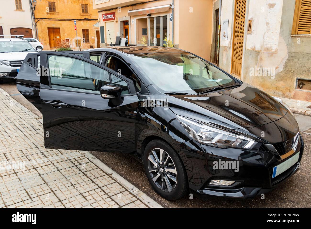 Petite voiture noire à Campos Mallorca Espagne. Banque D'Images