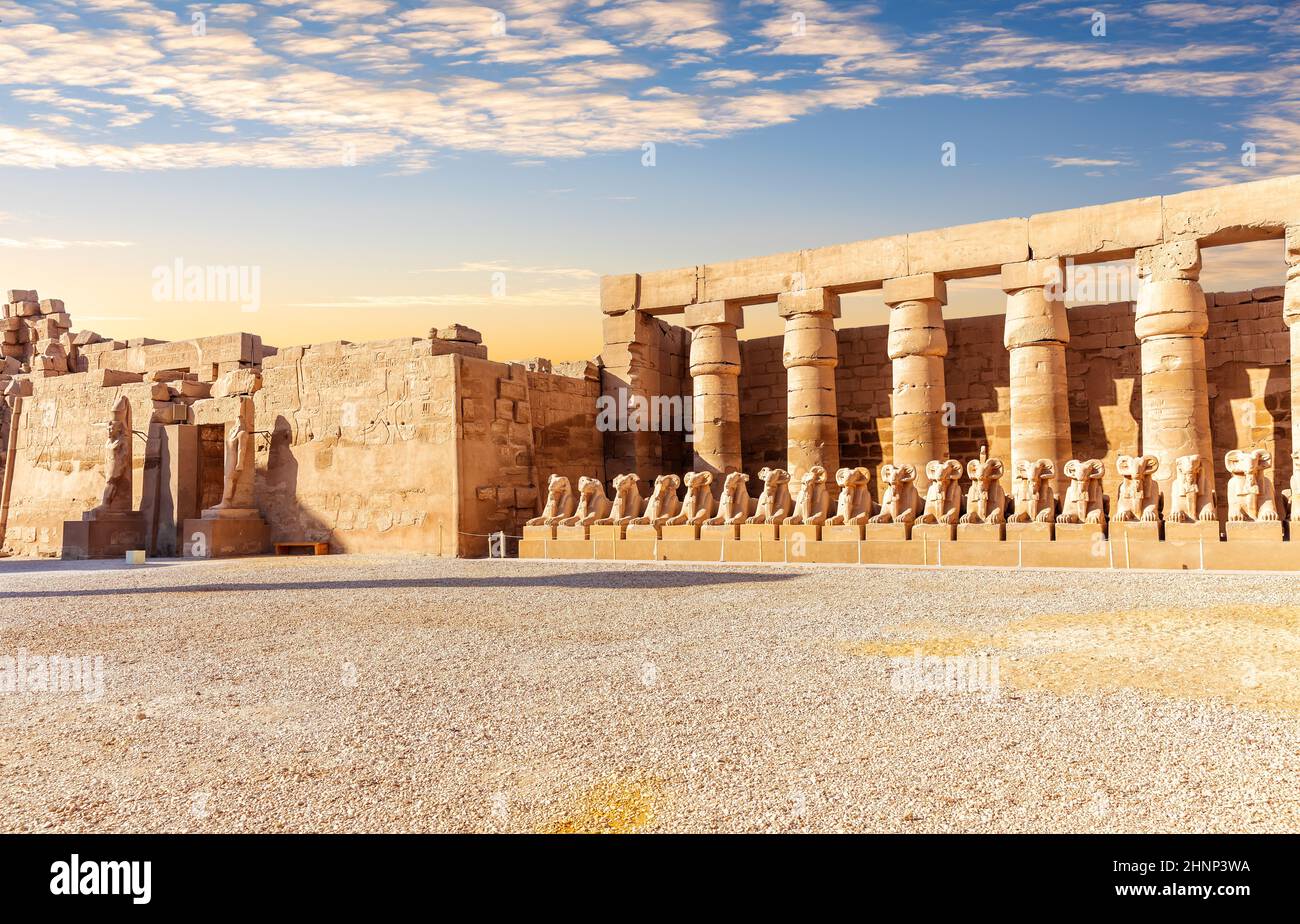 Statues du Sphinx et entrée principale du temple de Karnak, Louxor, Égypte Banque D'Images